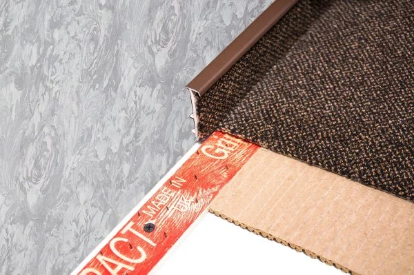 Плинтус для ковролина Korner Listwa 105 Темно-коричневый 2,5м (50мм) в Орске