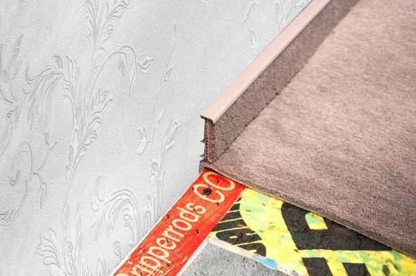 Плинтус для ковролина Korner Listwa 102 Беж 2,5м (50мм) в Орске