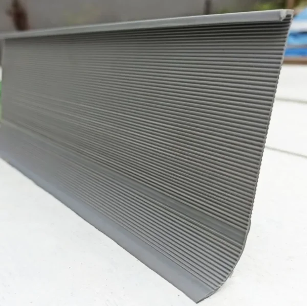 Односоставный коннелюрный плинтус-2